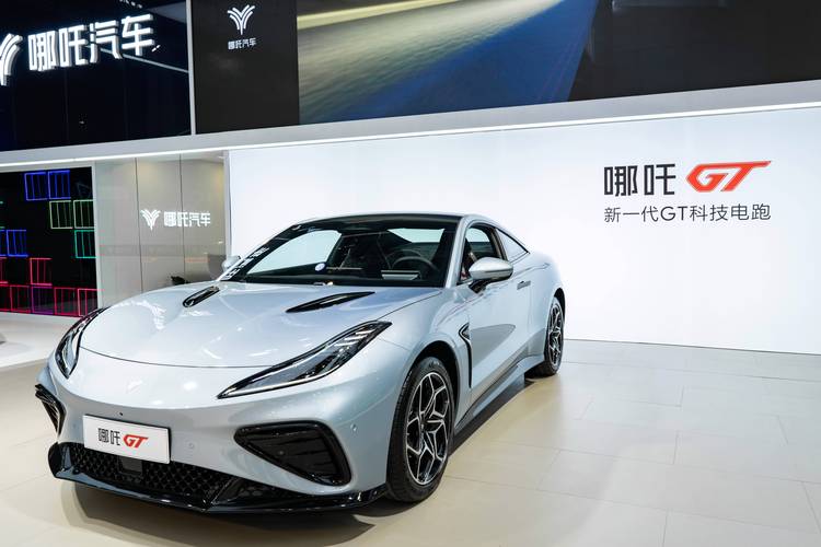 惠州313哪吒汽车在智能汽车领域的表现，领途汽车在新能源汽车市场中的影响力